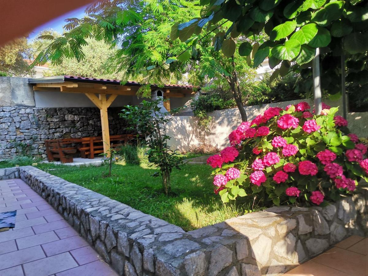Apartments Jessica Krk Town Exterior foto