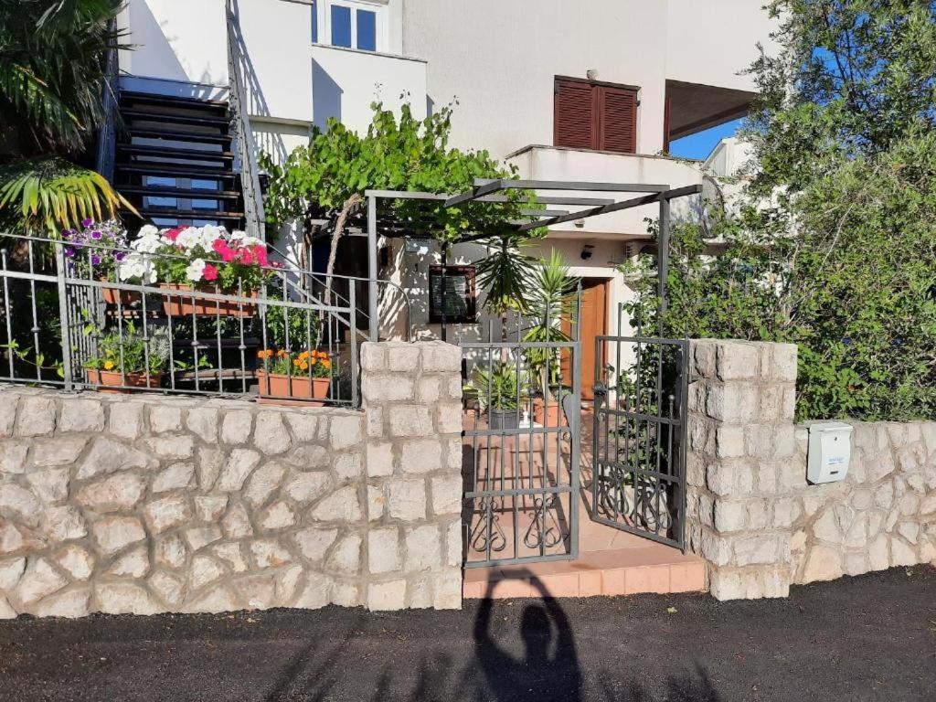 Apartments Jessica Krk Town Exterior foto